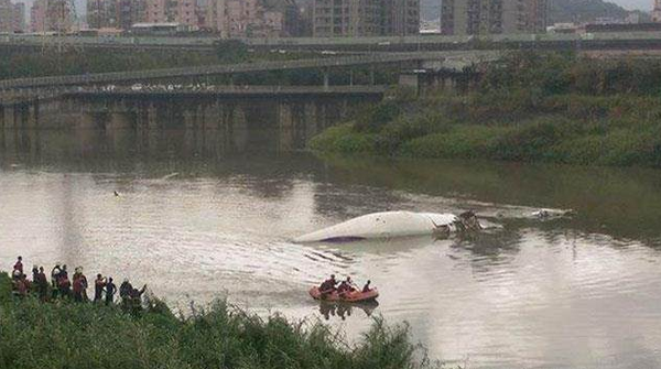 臺(tái)灣航班墜河致12人遇難 31名大陸游客名單曝光