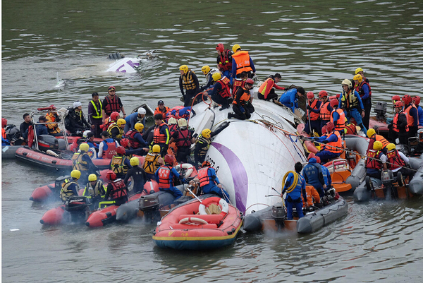 臺(tái)灣航班墜河致12人遇難-31名大陸游客名單曝光2