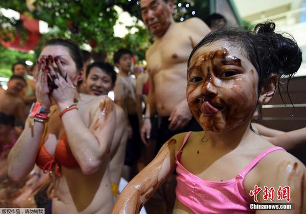 當?shù)貢r間2015年2月8日，日本神奈川縣西南部的旅游勝推出巧克力溫泉迎接情人節(jié)，游人樂享巧克力浴。