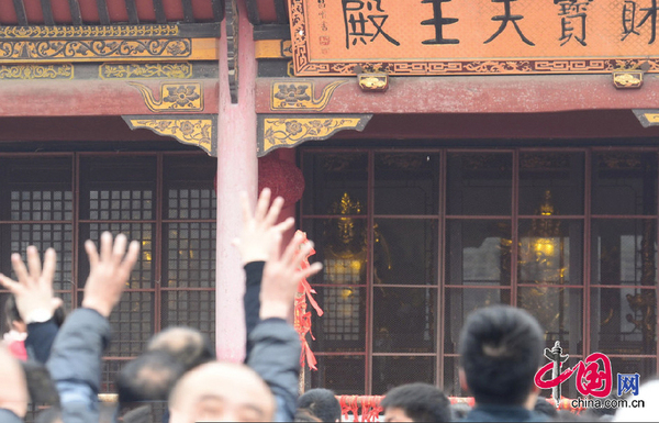 武漢歸元寺天降“硬幣雨”-工作人員戴頭盔清理-2