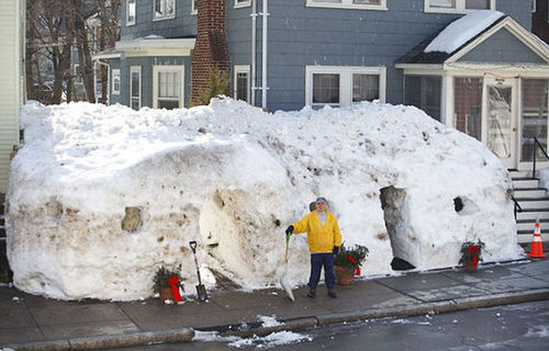 麥克卡夫在他鑿建的雪屋前留影。（網(wǎng)頁截圖）