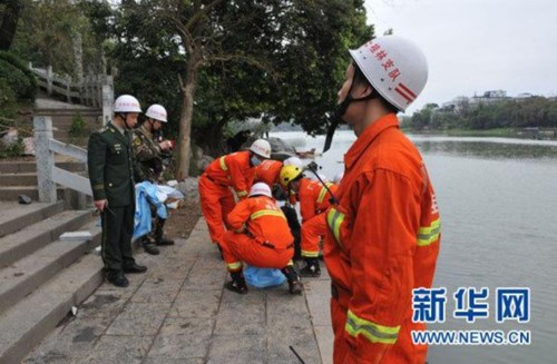 3月19日，消防人員搬運(yùn)遇難者遺體。新華社發(fā)(趙家志 攝)