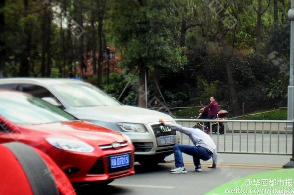 大概站了有1分鐘，男子突然側(cè)向防護(hù)欄倒下。“看到他頭都撞出血來了，但是表情很淡定。”據(jù)目擊者程先生稱，男子從頭至尾都沒有發(fā)出叫喊，也沒有跟任何人交流。“應(yīng)該不是碰瓷，因?yàn)樗紱]有找司機(jī)要錢。倒有點(diǎn)像是自殘。”