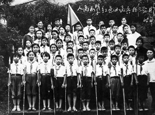 　1965年，“人民小學紅色小民兵”合影，能夠看出當年校服的風格特色。