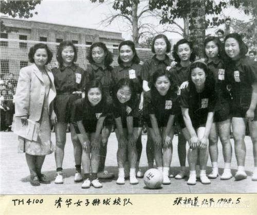 1948年，北京清華大學(xué)，當(dāng)時大學(xué)生穿著校服參加體育活動。