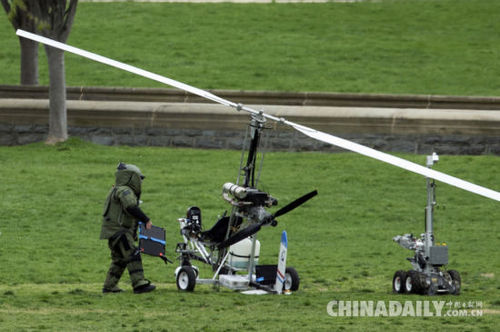 一架旋翼直升機降落在美國國會的草坪上，獨自駕駛飛機的飛行員被警方逮捕。（圖片來源：東方IC）