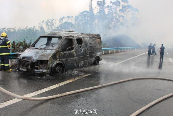 廣西一運(yùn)鈔車起火-11箱鈔票被燒3