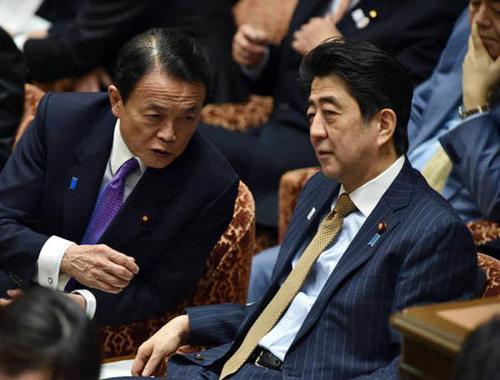 　日本財(cái)相麻生太郎向安倍晉三說話