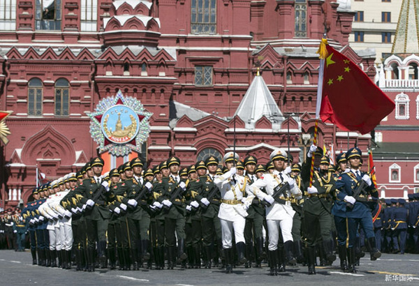 5月7日，在俄羅斯首都莫斯科，中國人民解放軍三軍儀仗隊在彩排中列隊行進。當(dāng)日，俄羅斯在莫斯科紅場舉行紀(jì)念衛(wèi)國戰(zhàn)爭勝利70周年紅場閱兵式總彩排。新華社記者馬占成攝