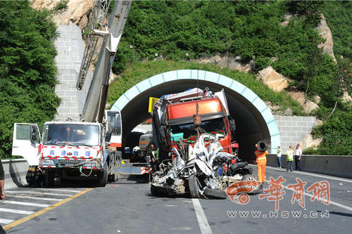 高速公路封閉，進行道路清障。