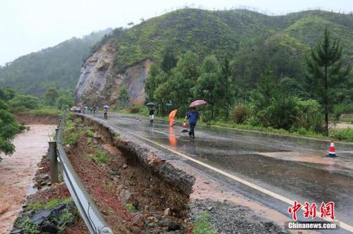 圖為5月19日，江西贛州石城縣珠坑鄉(xiāng)塘臺村通往福建寧化縣的公路出現(xiàn)塌方。陳小強 攝