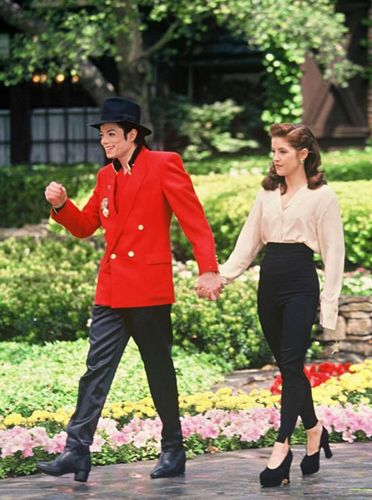 “夢幻莊園”是杰克遜與麗莎·瑪麗·普雷斯利（Lisa Marie Presley）結(jié)婚的地方，兩人1996年離婚。