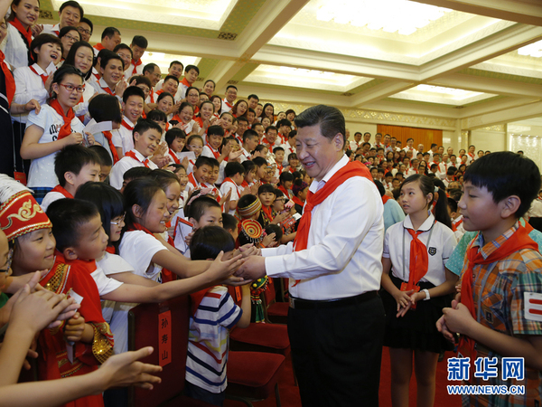 6月1日，黨和國家領(lǐng)導(dǎo)人習(xí)近平、劉云山等在北京人民大會堂親切會見中國少年先鋒隊第七次全國代表大會全體代表。 新華社記者 鞠鵬 攝