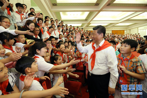 6月1日，黨和國家領(lǐng)導(dǎo)人習(xí)近平、劉云山等在北京人民大會堂親切會見中國少年先鋒隊(duì)第七次全國代表大會全體代表。 新華社記者 馬占成 攝