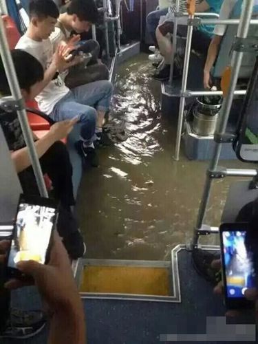 6月2日，江蘇多地出現(xiàn)暴雨，省會(huì)南京更是達(dá)到大暴雨級(jí)別，這是南京今年來(lái)最大的一場(chǎng)雨，全城被淹，部分地區(qū)水深及腰。雖未到梅雨季節(jié)，但南京這場(chǎng)雨，已頗具汛期神韻。