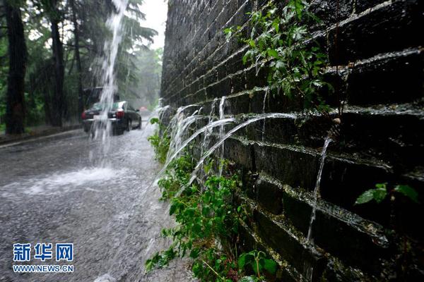 6月27日，南京明城墻太平門段再現(xiàn)“龍吐水”景觀。　　