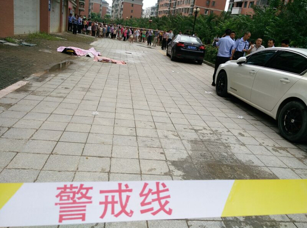 父親將兩女兒扔下樓后跳樓自殺-3人當(dāng)場死亡2