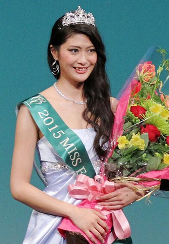 世界四大選美比賽之一的“Miss Earth”11日在東京舉行比賽，24歲的新潟女孩山田彩乃脫穎而出成為2015地球小姐日本賽區(qū)代表。日本網(wǎng)友紛紛吐槽“長太丑”。