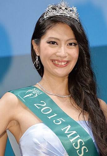 世界四大選美比賽之一的“Miss Earth”11日在東京舉行比賽，24歲的新潟女孩山田彩乃脫穎而出成為2015地球小姐日本賽區(qū)代表。日本網友紛紛吐槽“長太丑”。1