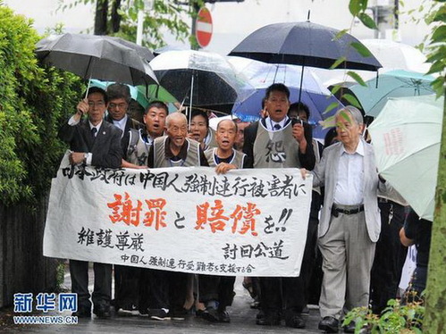 今年6月，二戰(zhàn)幸存中國(guó)勞工及遺屬冒雨前往大阪地方法院起訴日本政府。（資料圖）