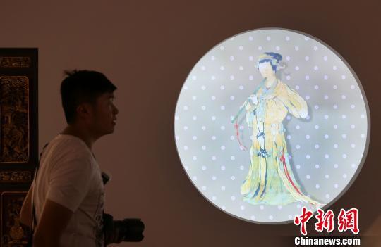 “溫·婉——中國古代女性文物大展”正在南京博物院布展。 泱波 攝