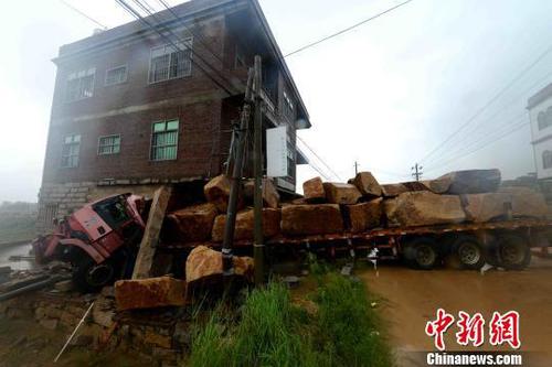 　大貨車撞進(jìn)路邊一座民房?！⊥鯑|明　攝