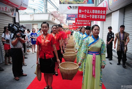 圖為宋城景區(qū)采取游客打賞模式。