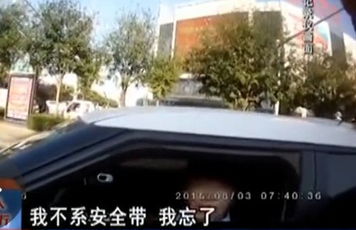 近日一名女子駕車沒系安全帶，并拒絕靠邊停車接受處罰。在被110警察強(qiáng)制帶走時(shí)，突然自解衣扣，并稱警察脫她衣服，弄得當(dāng)值民警哭笑不得。