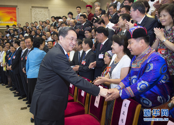 8月18日，中共中央政治局常委、全國(guó)政協(xié)主席俞正聲在北京會(huì)見(jiàn)第六次全國(guó)民族教育工作會(huì)議代表并與大家合影留念。 新華社記者 謝環(huán)馳 攝