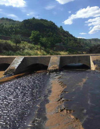 組圖：陜西延安挖掘機將輸油管挖破 原油流入延河