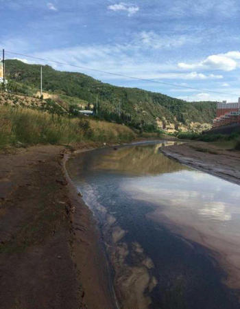 組圖：陜西延安挖掘機(jī)將輸油管挖破 原油流入延河