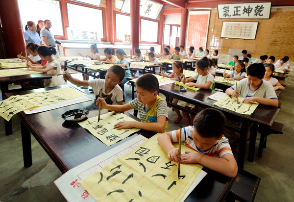 　　八月十五日，北京高碑店首屆中國(guó)書(shū)畫(huà)藝術(shù)節(jié)在高碑店國(guó)粹書(shū)畫(huà)藝術(shù)區(qū)拉開(kāi)帷幕。在科舉匾額博物館，高碑店小學(xué)的同學(xué)通過(guò)學(xué)做拓片、誦讀弟子規(guī)、中國(guó)繪畫(huà)書(shū)法等課程學(xué)習(xí)傳統(tǒng)文化。本報(bào)記者 賈寧 攝