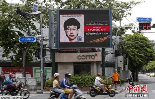 曼谷街頭的一個(gè)電子廣告牌上，打出了曼谷爆炸案嫌疑人的通緝令。