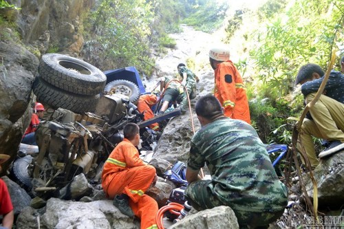 翻下山崖瞬間推出兒子 農(nóng)用車翻下山崖 父親推出兒子 遇難