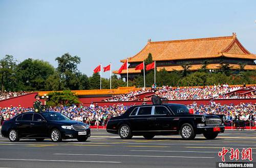 9月3日，紀(jì)念中國人民抗日戰(zhàn)爭暨世界反法西斯戰(zhàn)爭勝利70周年大會(huì)在北京隆重舉行。中共中央總書記、國家主席、中央軍委主席習(xí)近平檢閱參閱部隊(duì)。中新社記者 富田 攝