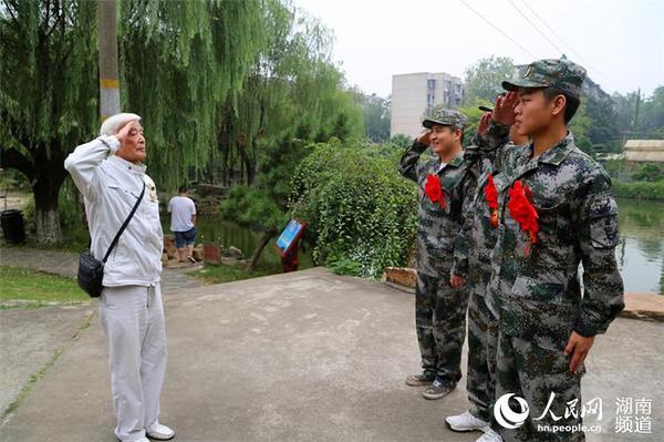 入伍新兵向抗戰(zhàn)老兵方耀寰敬軍禮致敬。 胡丹 攝