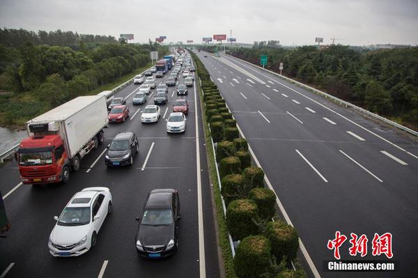 10月1日，江蘇南通，車輛在沈海高速蘇通大橋南通段緩行。朱吉鵬 攝 圖片來源：CFP視覺中國