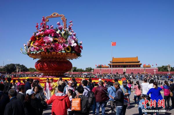 10月1日，大量游客在天安門廣場(chǎng)拍照留念。當(dāng)天是國(guó)慶假期首日。中新社記者 侯宇 攝