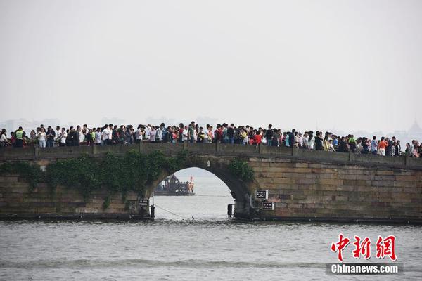 10月1日，杭州西湖的斷橋上人頭攢動。當(dāng)日是國慶國慶黃金周第一天，大批國內(nèi)外游客前往杭州西湖，西湖各景點(diǎn)是人頭攢動，西湖迎來了國慶黃金周旅游高峰。龍巍 攝