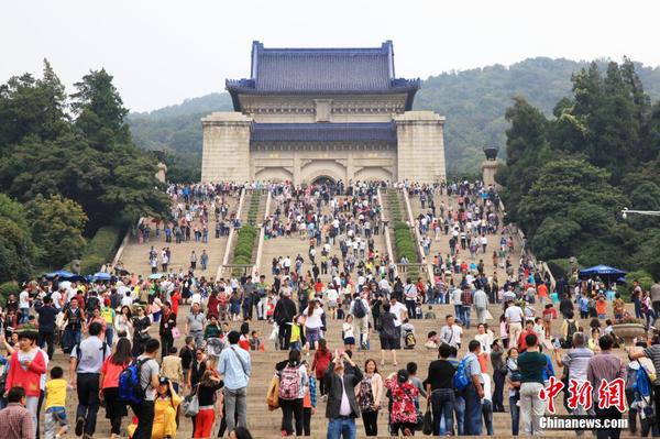 10月1日，江蘇省南京市，當(dāng)日是“十一”黃金周的第一天，很多游客來(lái)到南京中山陵參觀游覽，中山陵景區(qū)迎來(lái)客流高峰。中新社發(fā) 姚俊 攝