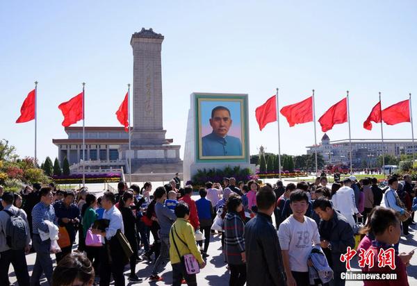 10月1日，巨幅孫中山畫(huà)像矗立在天安門廣場(chǎng)人民英雄紀(jì)念碑前。中新社記者 侯宇 攝