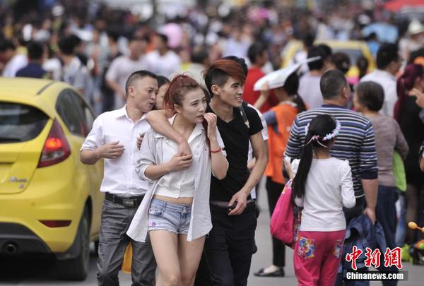 10月1日，重慶洋人街國(guó)慶節(jié)迎各地游客10萬(wàn)余人，整個(gè)景區(qū)人氣爆棚。陳超  攝