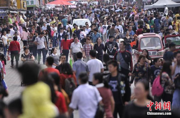 10月1日，重慶洋人街國慶節(jié)迎各地游客10萬余人，整個(gè)景區(qū)人氣爆棚。陳超 攝