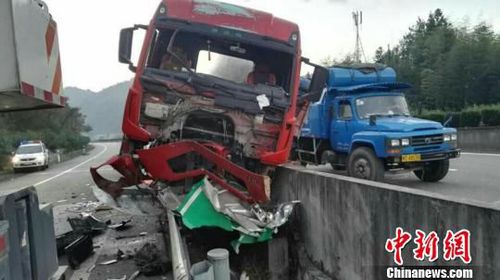 12日，一長(zhǎng)途司機(jī)在泉三高速疲勞駕駛大掛車“勢(shì)如破竹”，匝道護(hù)欄車輛等遭損?！∶吓d紅　攝