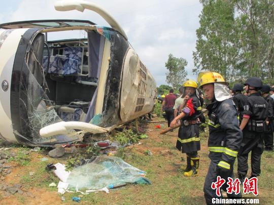 海南載46人學(xué)校春游車側(cè)翻 8名小學(xué)生遇難