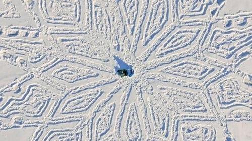 散步十小時(shí)藝術(shù)家雪地畫巨龍