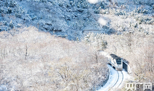 昌平區(qū)居庸關長城風景區(qū)周邊山崗銀裝素裹，陣陣冷風擋不住雪后美景。一列“雪國列車”穿越居庸關，如一條“銀蛇”美到窒息。