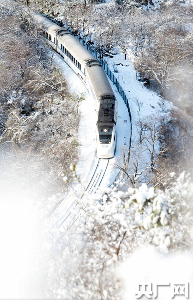 　長城巍峨雪后幽然，“雪國列車”穿越居庸關如“銀蛇”美到窒息。