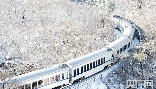 S2列車穿越居庸關雪海。