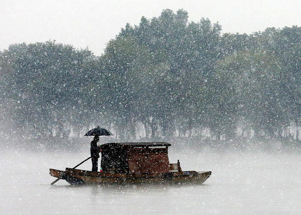 12月5日，杭州降下2015年入冬第一場(chǎng)雪。沒有一點(diǎn)點(diǎn)防備，杭州的初雪就洋洋灑灑地飄落了，雪越來(lái)越大，氣溫也驟降，西湖的水面上飄起層層白霧，與雪花攪在一起，如夢(mèng)似幻。林云龍 視覺中國(guó)